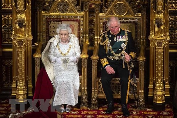 Nữ hoàng Anh Elizabeth II (trái) và Thái tử Charles dự lễ khai mạc Quốc hội tại London ngày 14-10-2019. Ảnh: AFP/ TTXVN