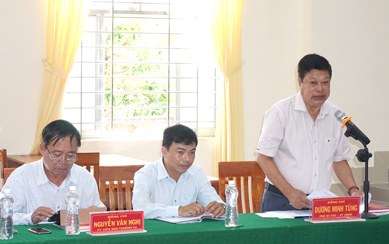Chủ tịch UBND huyện Ba Tri Dương Minh Tùng nêu ý kiến tại buổi làm việc.