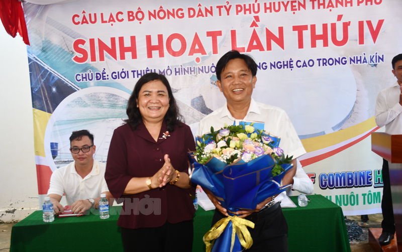 Phó bí thư Thường trực Tỉnh ủy - Chủ tịch HĐND tỉnh Hồ Thị Hoàng Yến trao hoa chúc mừng nông dân tỷ phú Đặng Văn Bảy được chọn nông dân xuất sắc Việt Nam năm 2022.