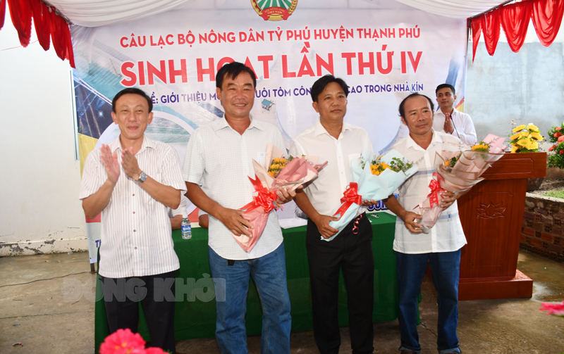 Trao hoa chúc mừng 3 nông dân nuôi tôm công nghệ cao hiệu quả nhất trong CLB.