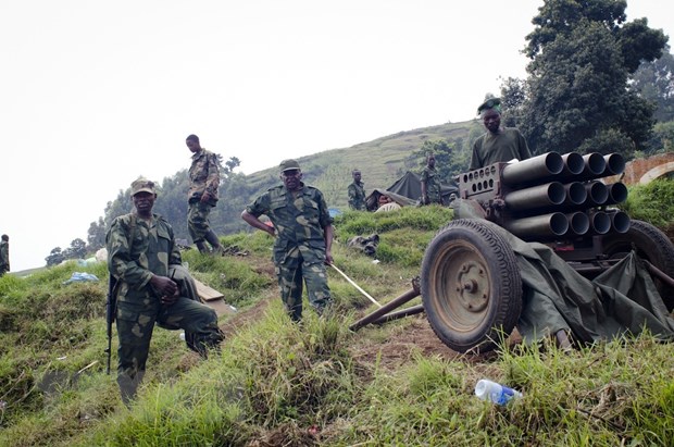 Các tay súng phiến quân gác tại Bunagana, Cộng hòa Dân chủ Congo. (Ảnh: AFP/TTXVN)