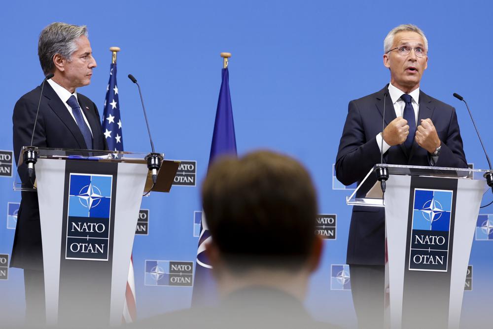 Ukraine phản công trên nhiều mặt trận Ngoại trưởng Mỹ, Antony Blinken (trái) và Tổng thư ký NATO Jens Stoltenberg dự họp báo sau cuộc họp của các đại sứ NATO tại tổng hành dinh khối ở Brussels, ngày 9-9-2022. Ảnh: AP