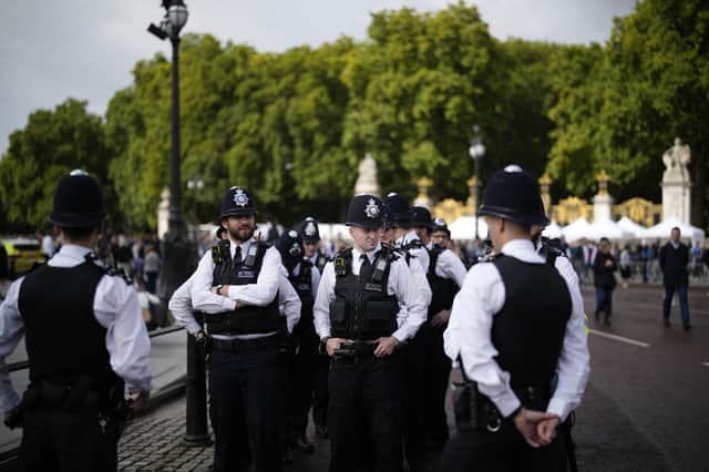 Cảnh sát được huy động túc trực bên ngoài Cung điện Buckingham. Ảnh: The Scotsman