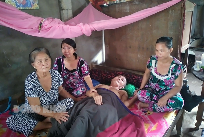 Bà Nguyễn Thị Xuân cùng 3 người con bệnh tật.