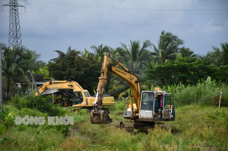 Các đơn vị thi công đang khẩn trương san lấp mặt bằng cho công trình cầu Rạch Miễu 2 tại xã An Khánh - Phú Túc (Châu Thành).