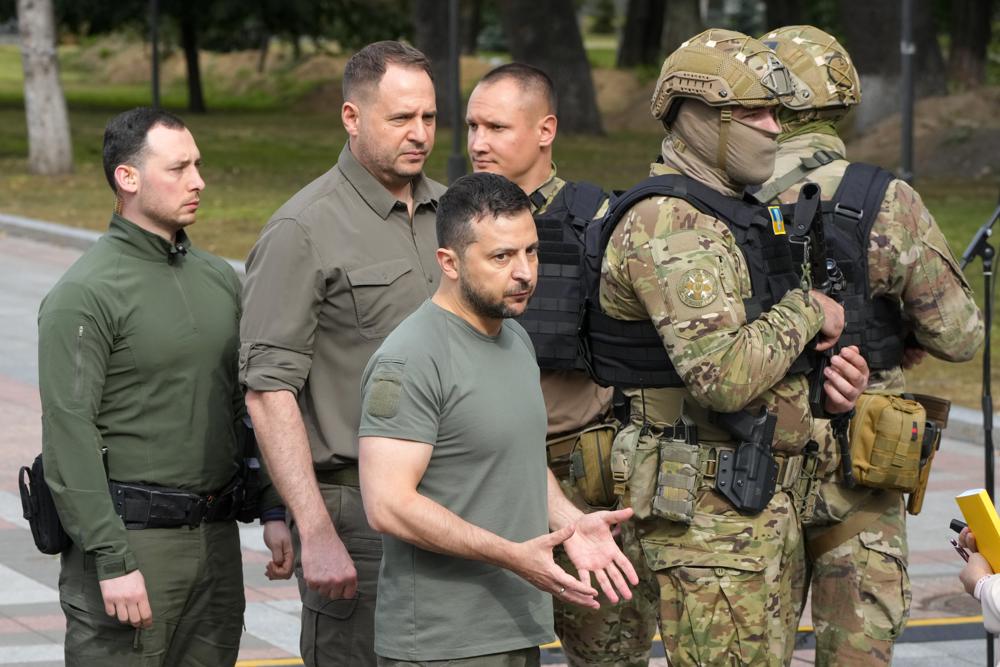 Ukraine phản công trên nhiều mặt trận Tổng thống Ukraine Volodymyr Zelensky (giữa) sau cuộc họp báo ở Kiev ngày 9-9-2022. Ảnh: AP