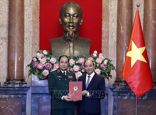 Thăng quân hàm Thượng tướng cho Phó Tổng Tham mưu trưởng Quân đội nhân dân Việt Nam Chủ tịch nước Nguyễn Xuân Phúc trao Quyết định thăng quân hàm từ Trung tướng lên Thượng tướng đối với Phó Tổng Tham mưu trưởng Quân đội nhân dân Việt Nam Phùng Sĩ Tấn - Ảnh: TTXVN
