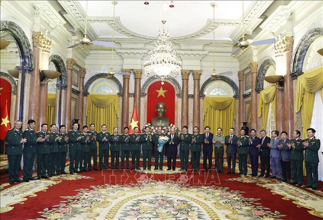Thăng quân hàm Thượng tướng cho Phó Tổng Tham mưu trưởng Quân đội nhân dân Việt Nam Chủ tịch nước Nguyễn Xuân Phúc, lãnh đạo Bộ Quốc phòng, các bộ ngành Trung ương chúc mừng Thượng tướng Phùng Sĩ Tấn - Ảnh: TTXVN