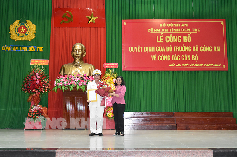 Phó bí thư Thường trực Tỉnh uỷ - Chủ tịch HĐND Hồ Thị Hoàng Yến tặng hoa chúc mừng Đại tá Lê Thanh Vân. Ảnh: Hải Bình.