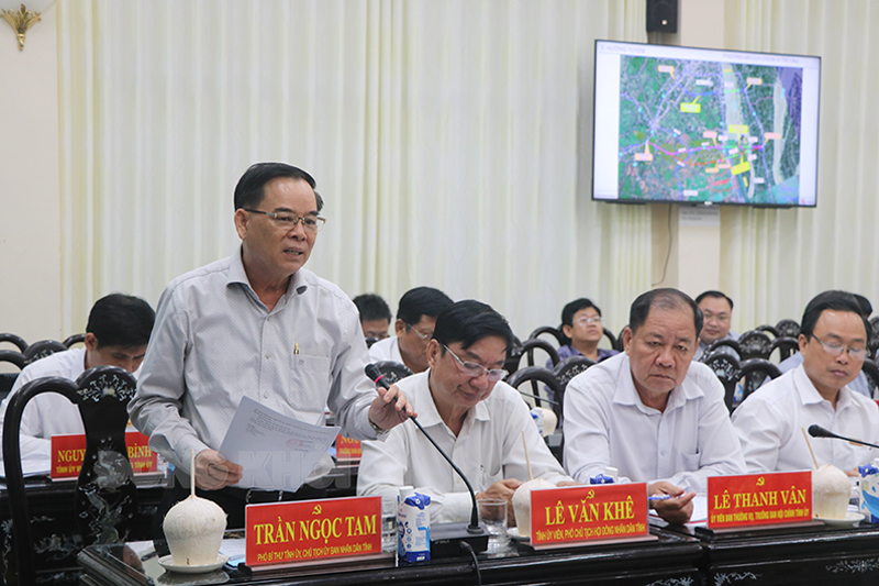 Chủ tịch UBND tỉnh Trần Ngọc Tam nêu ý kiến tại buổi làm việc.