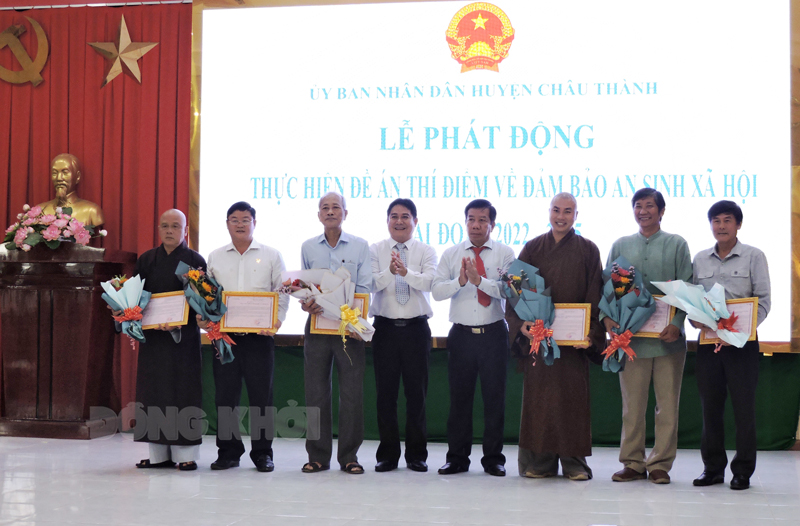 Châu Thành phát động thực hiện Đề án thí điểm về đảm bảo an sinh xã hội giai đoạn 2022 - 2025 Lãnh đạo huyện trao hoa, thư cảm ơn các đơn vị tài trợ tại lễ phát động.