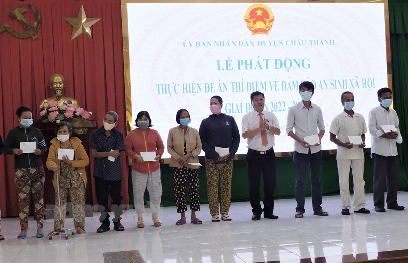 Châu Thành phát động thực hiện Đề án thí điểm về đảm bảo an sinh xã hội giai đoạn 2022 - 2025 Bí thư Huyện ủy Châu Thành Phan Song Toàn trao quà cho hộ nghèo khó khăn tại lễ phát động.
