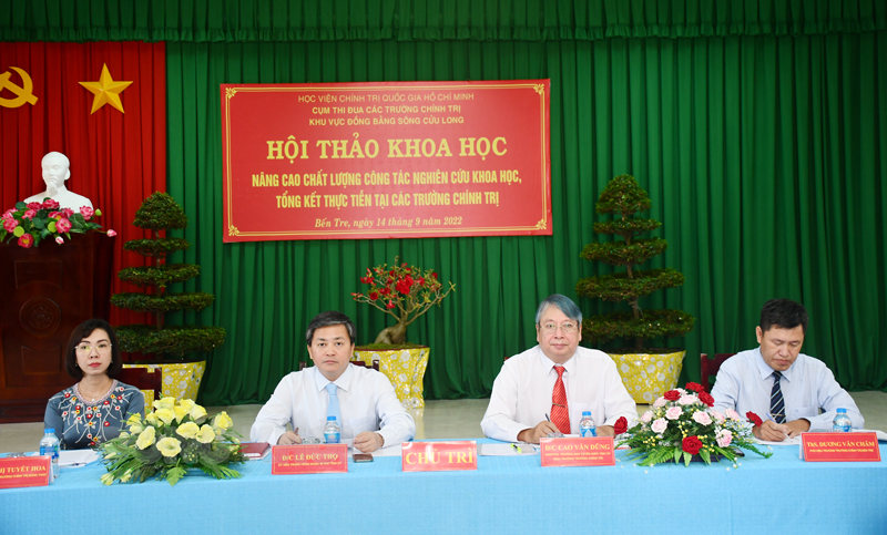 Hội thảo nâng cao chất lượng công tác nghiên cứu khoa học, tổng kết thực tiễn tại các trường chính trị Chủ trì hội thảo.