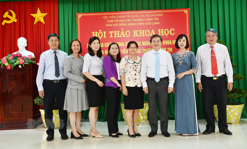 Hội thảo nâng cao chất lượng công tác nghiên cứu khoa học, tổng kết thực tiễn tại các trường chính trị Bí thư Tỉnh ủy Lê Đức Thọ chụp ảnh cùng các đại biểu tại hội thảo.