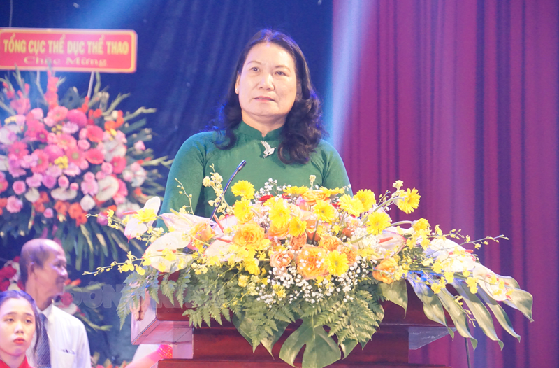 Phó chủ tịch UBND tỉnh - Trưởng Ban chỉ đạo ĐH TDTT tỉnh Nguyễn Thị Bé Mười tuyên bố khai mạc ĐH.