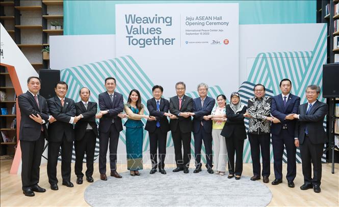 Bộ trưởng Bộ Ngoại giao Park Jin, Tổng thư ký Kim Hae-yong của Trung tâm ASEAN-  Hàn Quốc, Thống đốc tỉnh Jeju Oh Young-hun và các Đại sứ ASEAN tại Hàn Quốc chụp ảnh lưu niệm tại Lễ khai trương ASEAN Hall ở Jeju. Ảnh: Khánh Vân/TTXVN