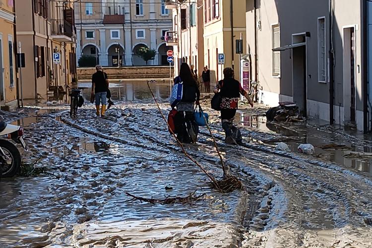 Ngày 16-9-2022, truyền thông Italy đưa tin mưa lớn và lũ quét đã ập xuống vùng Marche, miền Trung Italy, đêm trước đó, khiến ít nhất 7 người thiệt mạng và 3 người mất tích. Ảnh: reformer.com