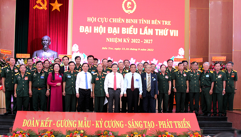 Đại biểu tham dự Đại hội chụp ảnh lưu niệm với Ban Chấp hành Hội CCB tỉnh nhiệm kỳ VII (2022 - 2027).