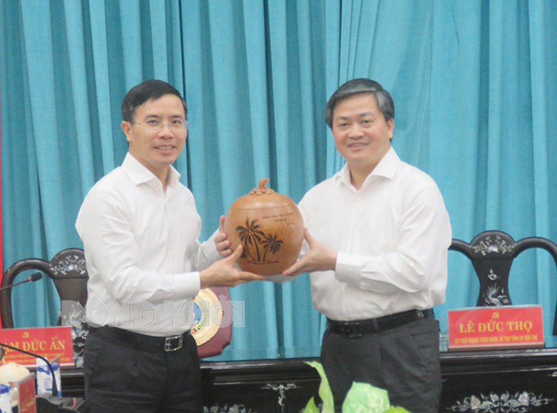 Ban Thường vụ Tỉnh ủy tiếp và làm việc với Agribank Ủy viên Trung ương Đảng - Bí thư Tỉnh ủy Lê Đức Thọ trao quà lưu niệm cho Chủ tịch Hội đồng Thành viên Agribank Phạm Đức Ấn