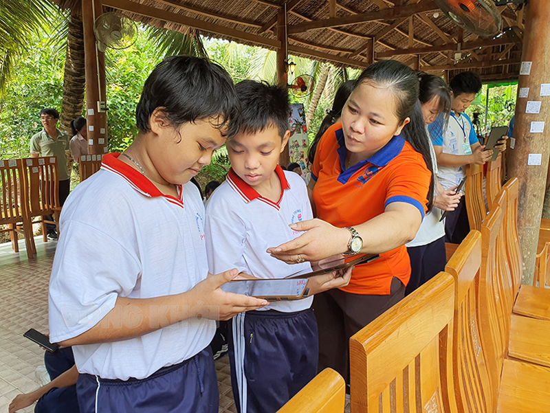 Cán bộ Thư viện Nguyễn Đình Chiểu hướng dẫn học sinh tra cứu tìm sách điện tử.