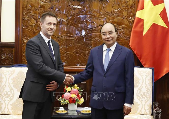 Chủ tịch nước Nguyễn Xuân Phúc tiếp Đại sứ các nước trình Quốc thư Chủ tịch nước Nguyễn Xuân Phúc tiếp Đại sứ Hungary Baloghdi Tibor. Ảnh: Thống Nhất/TTXVN