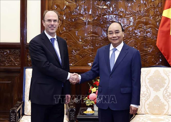 Chủ tịch nước Nguyễn Xuân Phúc tiếp Đại sứ các nước trình Quốc thư Chủ tịch nước Nguyễn Xuân Phúc tiếp Đại sứ Luxemburg Patrick Hemmer. Ảnh: Thống Nhất/TTXVN