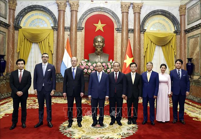 Chủ tịch nước Nguyễn Xuân Phúc tiếp Đại sứ các nước trình Quốc thư Chủ tịch nước Nguyễn Xuân Phúc chụp ảnh chung với Đại sứ Luxemburg Patrick Hemmer. Ảnh: Thống Nhất/TTXVN
