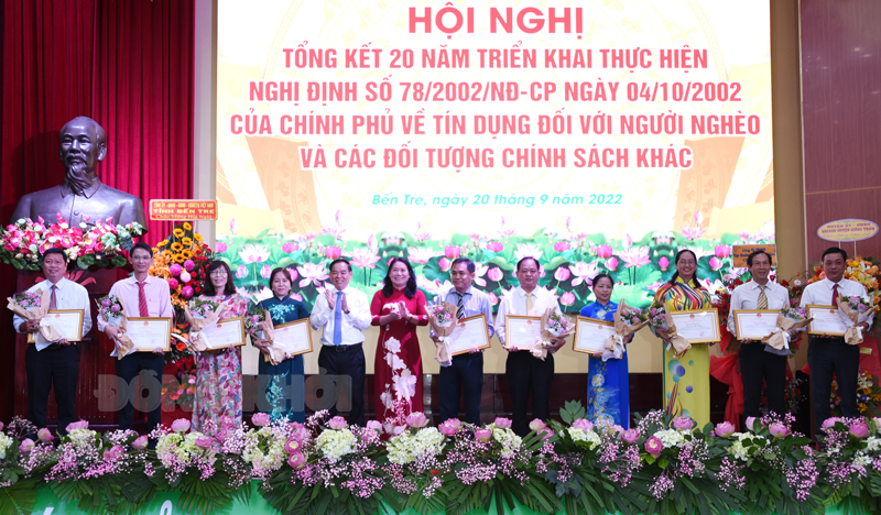 Chủ tịch UBND tỉnh Trần Ngọc Tam, Phó chủ tịch UBND tỉnh Nguyễn Thị Bé Mười tặng bằng khen cho các cá nhân. Ảnh: Thanh Đồng