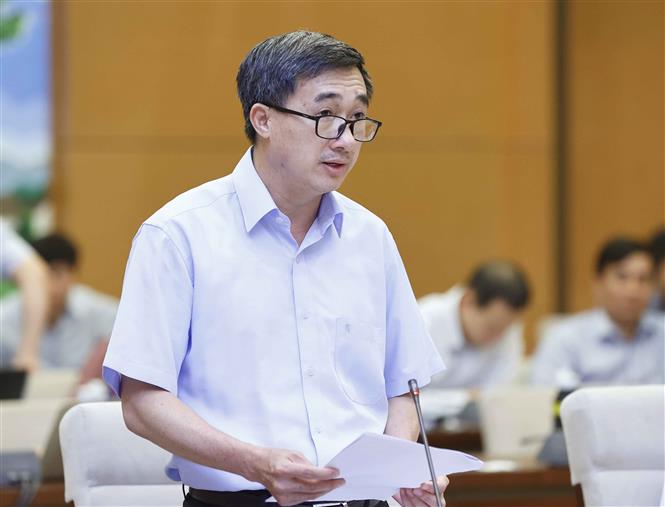 'Bảo hiểm xã hội nên tham gia đấu thầu thuốc để giảm tải cho ngành Y tế' Thứ trưởng Bộ Y tế Trần Văn Thuấn phát biểu giải trình tại phiên họp. Ảnh: Doãn Tấn/TTXVN