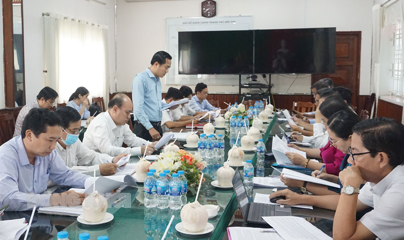 Đoàn giám sát 385 của Tỉnh ủy làm việc với Ban Thường vụ Thành ủy TP. Bến Tre Đại diện Ban Thường vụ Thành ủy báo cáo tổ chức thực hiện phát triển đô thị trên đại bàn TP Bến Tre.