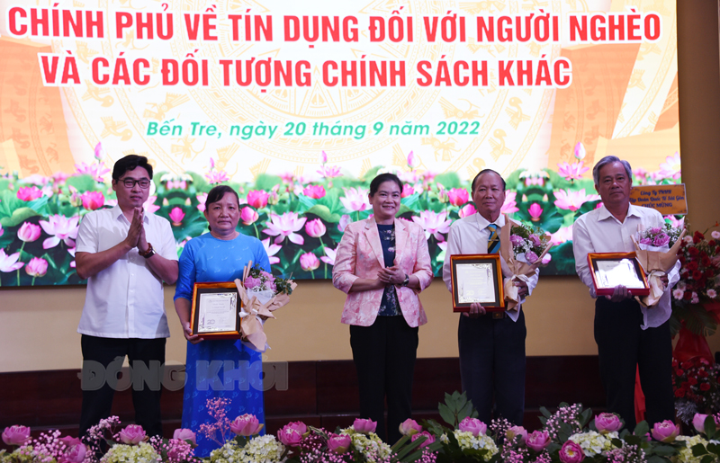 Bà Đỗ Thị Thu Thảo - Phó chủ tịch Thường trực Hội Liên hiệp Phụ nữ Việt Nam, Ủy viên Hội đồng quản trị Ngân hàng chính sách xã hội trao bằng vinh danh cho các cá nhân tiêu biểu giai đoạn 20 năm thực hiện Nghị định số 78/2002/NĐ-CP.