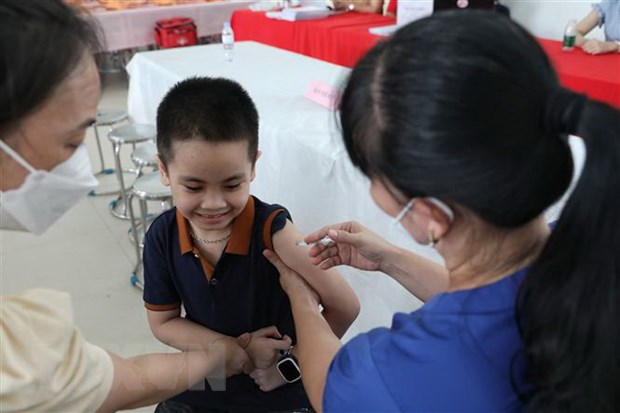 Ngày 20-9-2022 ghi nhận 3.177 ca mắc mới COVID-19 và 1 ca tử vong Tiêm vaccine phòng COVID-19 cho trẻ em tại trường Tiểu học Ngô Sỹ Liên, thành phố Bắc Giang. Ảnh: Danh Lam/TTXVN