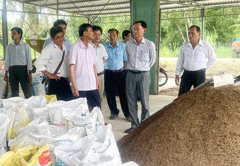 Tham quan nhà xưởng sản xuất phân bón tại HTX Nông nghiệp Phú Nông.