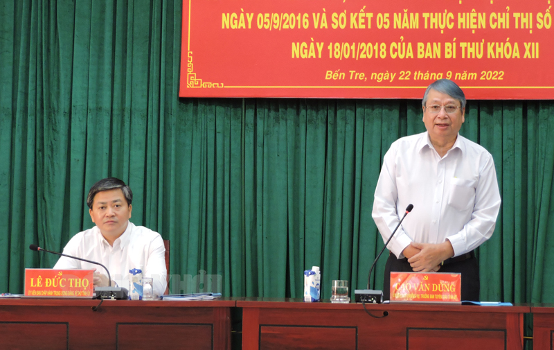 Tổng kết 15 năm thực hiện Chỉ thị số 17-CT/TW của Ban Bí thư khoá X Đại biểu chủ trì, định hướng thảo luận tại hội nghị.