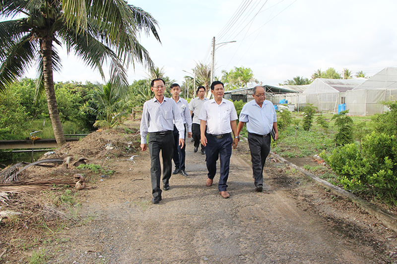 Đoàn khảo sát thực tế tại Trung tâm Giống và hoa kiểng tỉnh (Châu Thành).