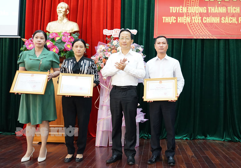 Phó chủ tịch Thường trực UBND tỉnh Nguyễn Trúc Sơn trao bằng khen của UBND tỉnh cho các tập thể và cá nhân thực hiện tốt chính sách, pháp luật thuế năm 2021.