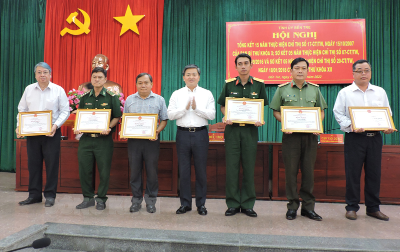 Tổng kết 15 năm thực hiện Chỉ thị số 17-CT/TW của Ban Bí thư khoá X Ủy viên Trung ương Đảng - Bí thư Tỉnh ủy Lê Đức Thọ trao bằng khen cho tập thể, cá nhân trong thực hiện Chỉ thị 17-CT/TW của Ban Bí thư.