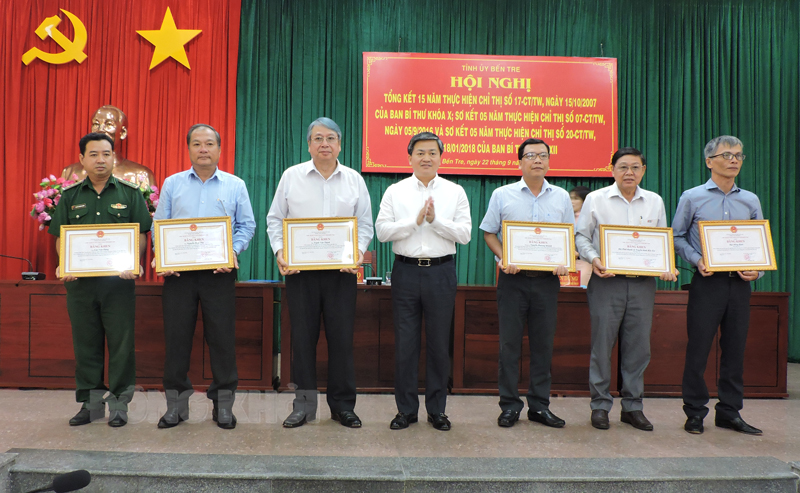 Tổng kết 15 năm thực hiện Chỉ thị số 17-CT/TW của Ban Bí thư khoá X Ủy viên Trung ương Đảng - Bí thư Tỉnh ủy Lê Đức Thọ trao bằng khen cho tập thể, cá nhân trong thực hiện Chỉ thị 07-CT/TW của Ban Bí thư.