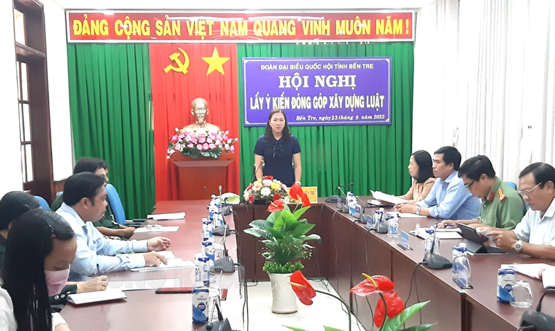 Phó trưởng đoàn chuyên trách Đoàn ĐBQH tỉnh Nguyễn Thị Yến Nhi tiếp thu và ghi nhận ý kiến của đại biểu.