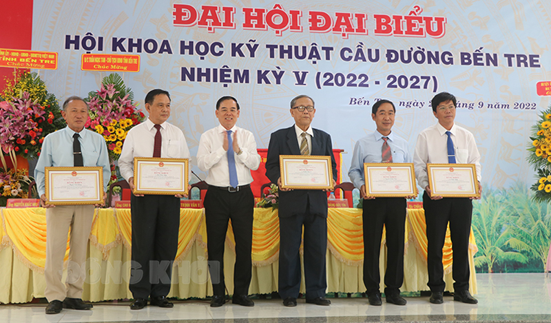 Đại hội đại biểu Hội Khoa học kỹ thuật cầu đường Bến Tre nhiệm kỳ V (2022 - 2027) Chủ tịch UBND tỉnh Trần Ngọc Tam trao bằng khen cho các cá nhận có thành tích tiêu biểu, xuất sắc trong hoạt động nhiệm kỳ IV.