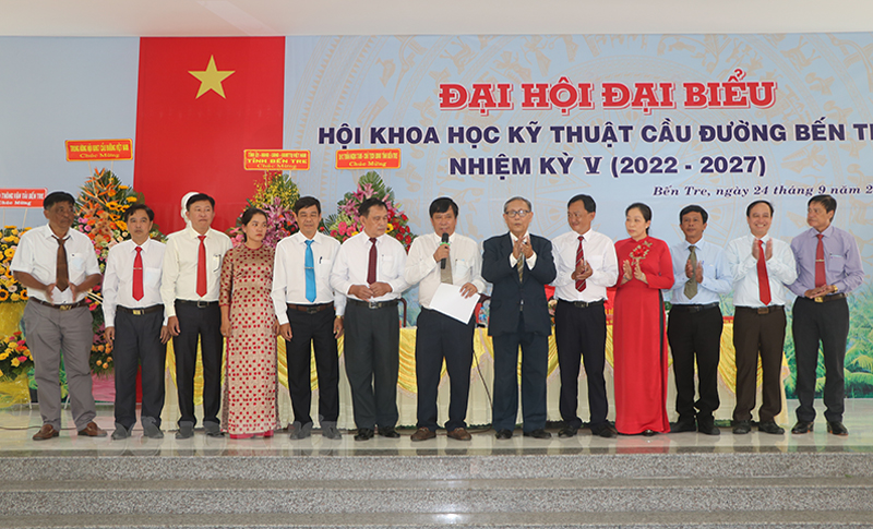 Đại hội đại biểu Hội Khoa học kỹ thuật cầu đường Bến Tre nhiệm kỳ V (2022 - 2027) Ra mắt Ban Chấp hành nhiệm kỳ mới, Chủ tịch Hội KHKT Cầu đường Bến Tre nhiệm kỳ V Cao Minh Đức phát biểu hạ quyết tâm.