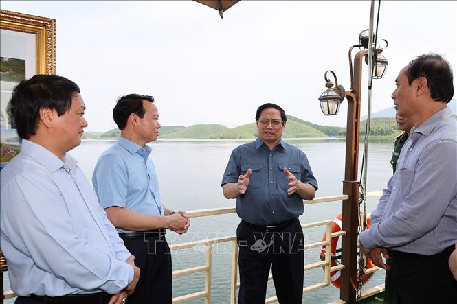 Thủ tướng khảo sát một số dự án trọng điểm của tỉnh Yên Bái Thủ tướng Phạm Minh Chính khảo sát quy hoạch chung xây dựng khu du lịch quốc gia hồ Thác Bà. Ảnh: Dương Giang/TXVN