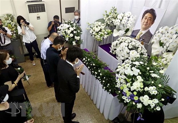 Lễ Quốc tang cho cố Thủ tướng Abe sẽ diễn ra ngày 27-9-2022 tại Võ Đạo quán Nhật Bản (Nippon Budokan) ở trung tâm thủ đô Tokyo. Trong ảnh: Người dân đặt hoa tưởng niệm cố Thủ tướng Abe tại Shimonoseki, tỉnh Yamaguchi ngày 12-7-2022. Ảnh: Kyodo/TTXVN