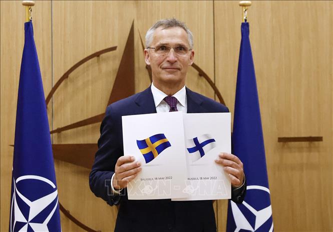 Slovakia phê chuẩn nghị định thư chấp thuận Thụy Điển, Phần Lan gia nhập NATO Tổng thư ký Tổ chức Hiệp ước Bắc Đại Tây Dương (NATO) Jens Stoltenberg công bố đơn xin gia nhập NATO của Phần Lan và Thụy Điển, tại Brussels (Bỉ) ngày 18-5-2022. Ảnh minh họa: AFP/TTXVN
