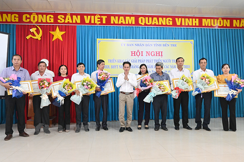 Đại diện các tập thể đạt thành tích nhận Bằng khen của BHXH Việt Nam.