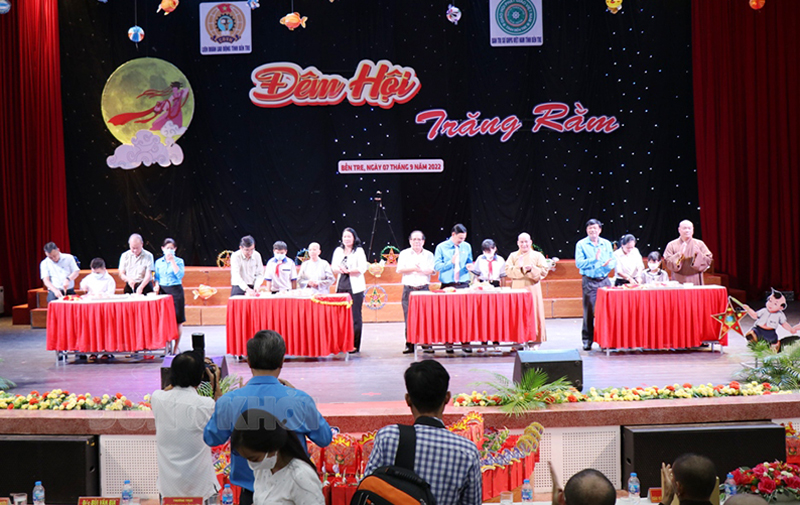 Liên đoàn Lao động tỉnh phối hợp với Ban Trị sự Giáo hội Phật giáo Việt Nam tỉnh tổ chức Tết Trung thu cho con đoàn viên công đoàn, công nhân lao động có hoàn cảnh khó khăn năm 2022.
