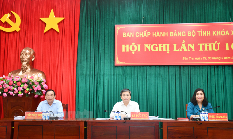 Chủ trì hội nghị.