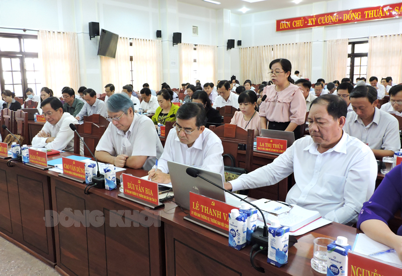 Thảo luận các giải pháp thực hiện thắng lợi Nghị quyết Tỉnh ủy năm 2022 Giám đốc Sở Giáo dục và Đào tạo La Thị Thúy phát biểu. Ảnh: Phạm Tuyết
