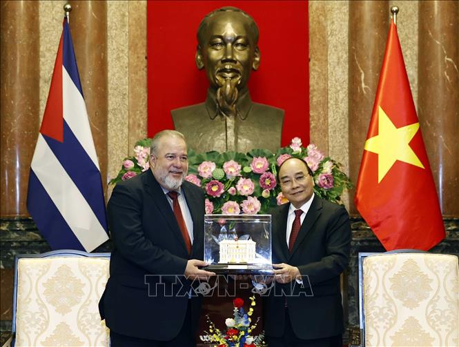 Chủ tịch nước Nguyễn Xuân Phúc hội kiến Thủ tướng Cuba Chủ tịch nước Nguyễn Xuân Phúc tặng quà lưu niệm cho Thủ tướng Cuba Manuel Marrezo Cruz. Ảnh: Thống Nhất/TTXVN