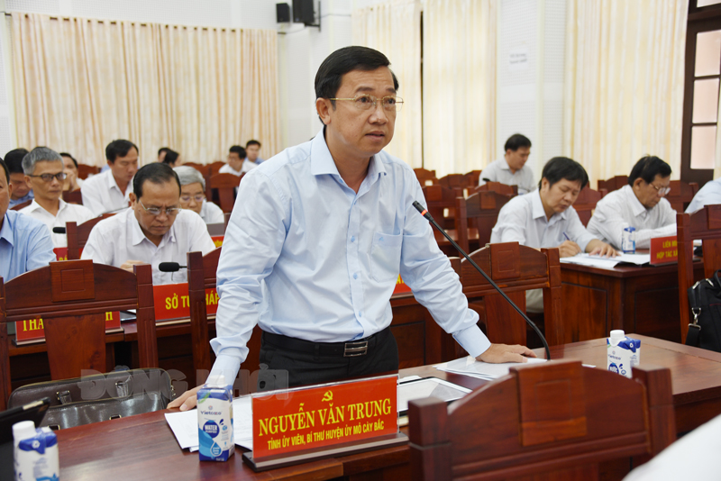 Thảo luận các giải pháp thực hiện thắng lợi Nghị quyết Tỉnh ủy năm 2022 Bí thư Huyện ủy Mỏ Cày Bắc Nguyễn Văn Trung phát biểu. Ảnh: Thanh Đồng